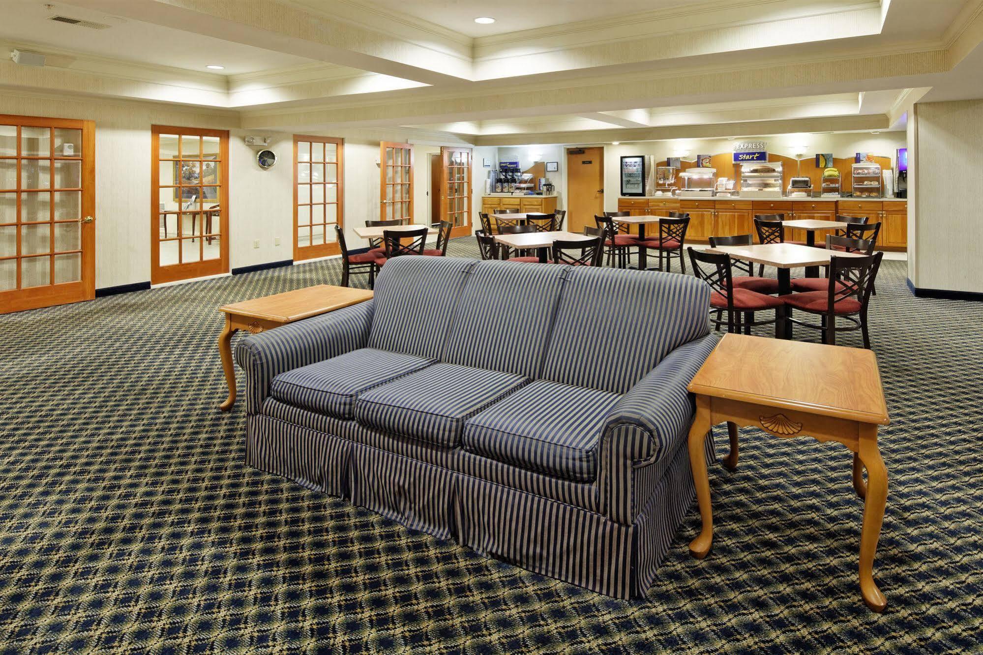Holiday Inn Express Hotel & Suites Lancaster Dış mekan fotoğraf